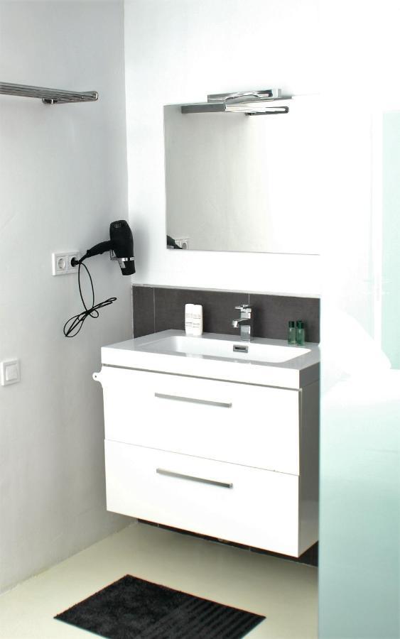 Jingtu Wellness & * Comares